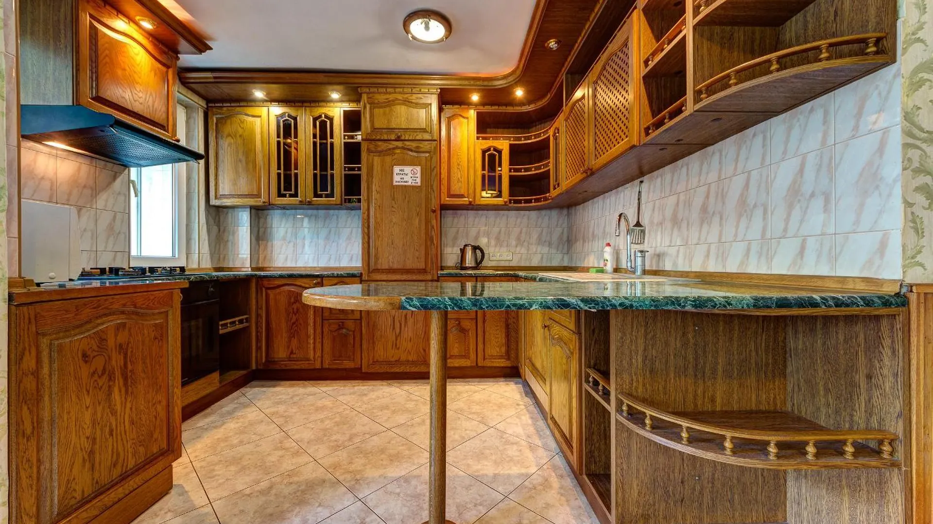 Апартаменти 3-Кімнатні В Центрі, Поруч Ст. М. Університет Kyiv Apartment