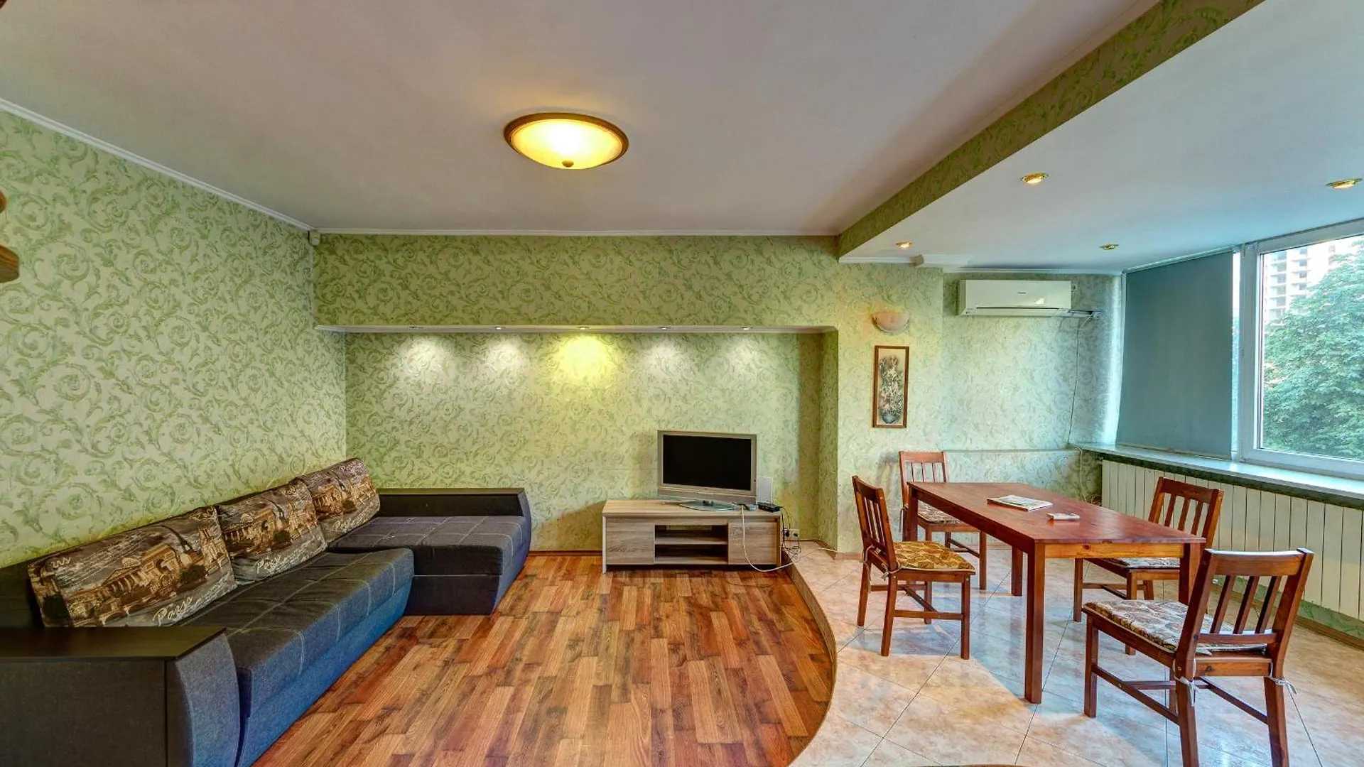Апартаменти 3-Кімнатні В Центрі, Поруч Ст. М. Університет Kyiv Apartment